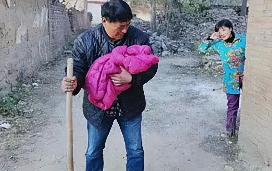 回顾安徽光棍兄弟为养弃婴装一车土仅赚3元多年后女婴拼命反哺