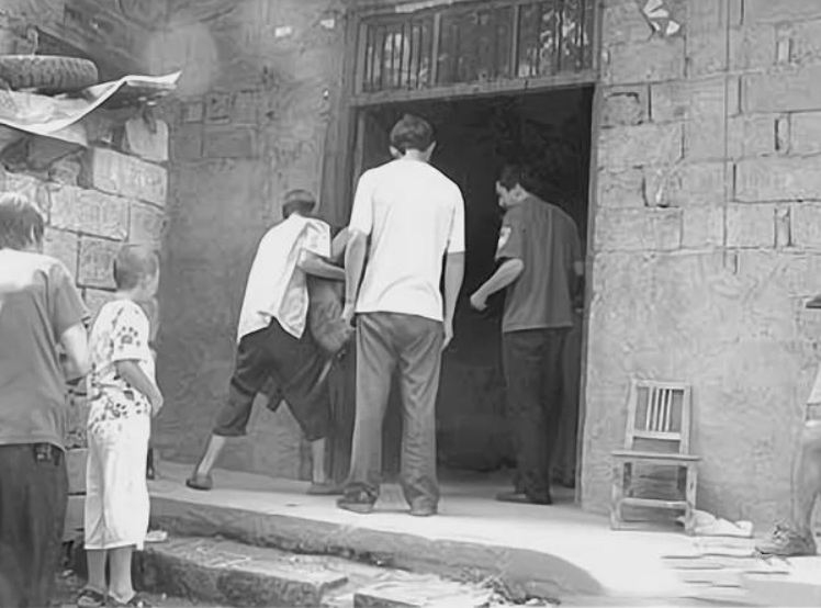 2003年,简学良在狱中表现良好,减刑一年,提前出狱.