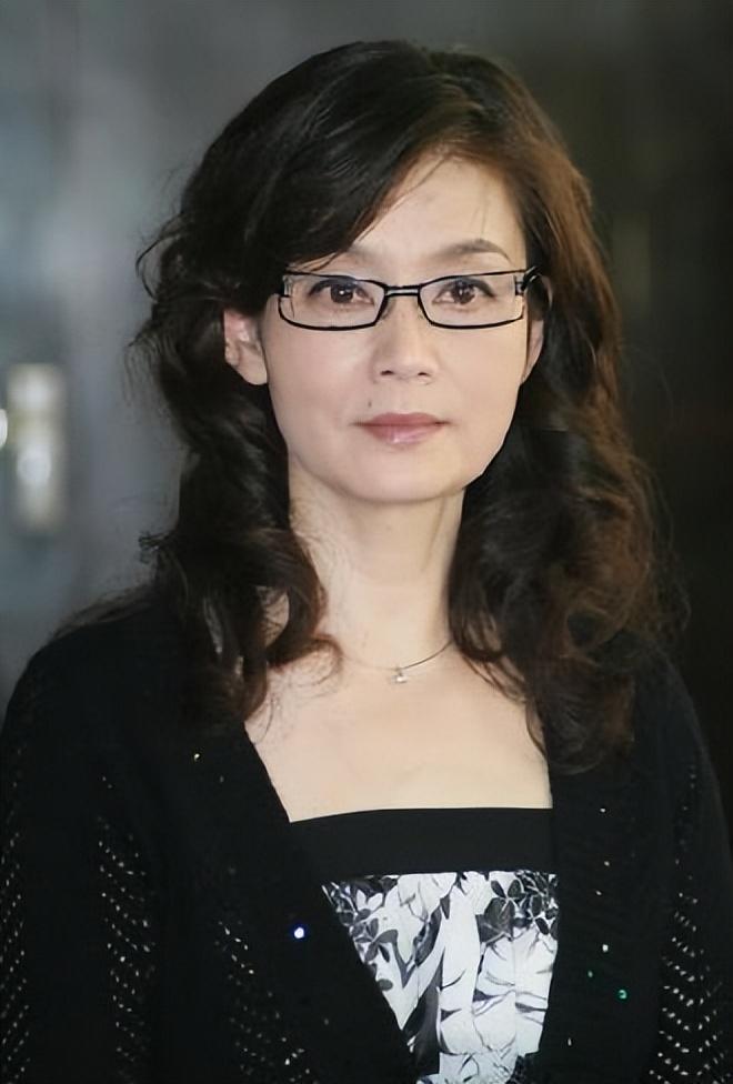 回顾潘虹因拒绝生子惨遭离婚63岁带发出家一生坎坷晚景凄凉