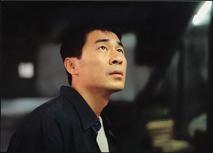 1970年出生在新疆的陈建斌,从小就是文艺爱好者,最喜欢去的地方就是