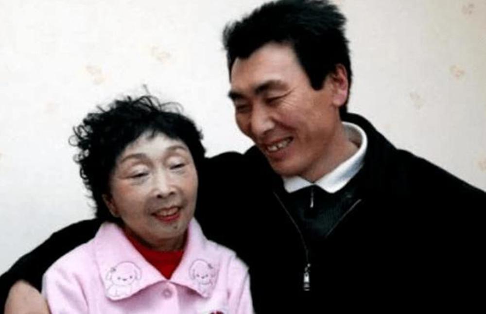 马玉琴和李玉成结婚的消息很快就在当地传了个遍,人们都对这起婚事指