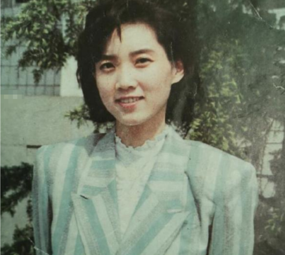 她排到最后一位,经过前边的争抢,最后剩给她的是一张光秃秃的广告版了