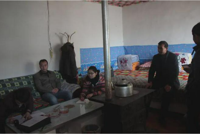 "我去上厕所,你先睡"临出门前妻子察觉他的动静,简学良解释说.