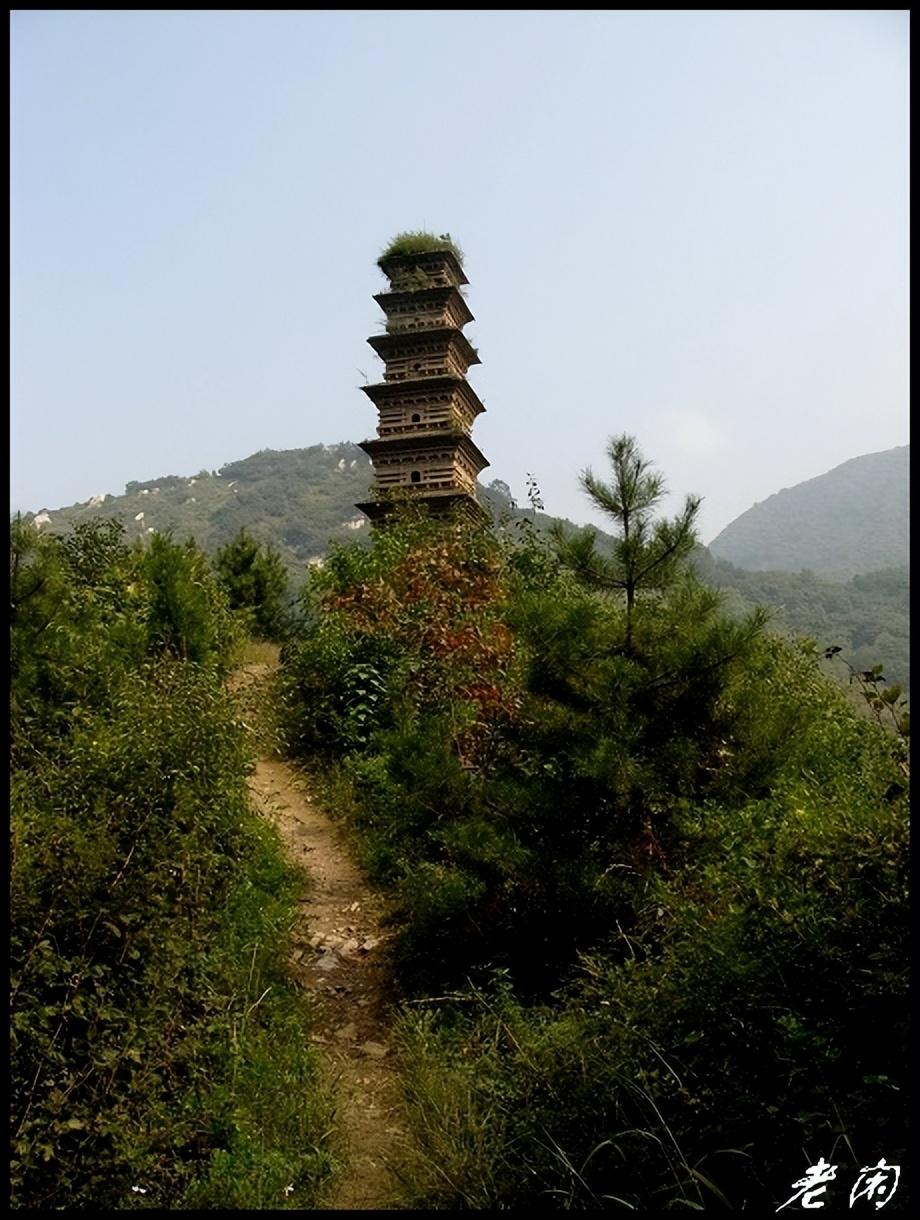 云雾飘逸紫阁峪,紫阁峪内还有很多景点:张良洞,万花山,一线天,蟒头山