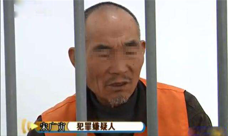 2011年六旬老汉砸死亲孙村民却称杀得好还联名为他求情