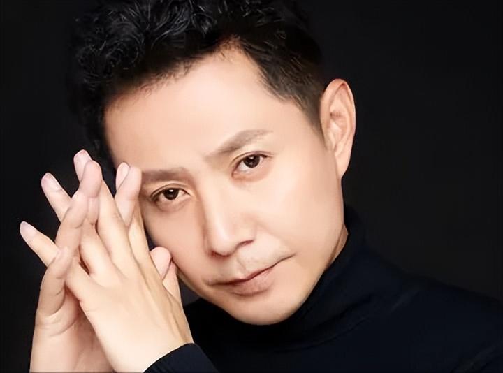 回顾他是著名演员35岁娶小妻子37岁当爹感恩岳父母的支持