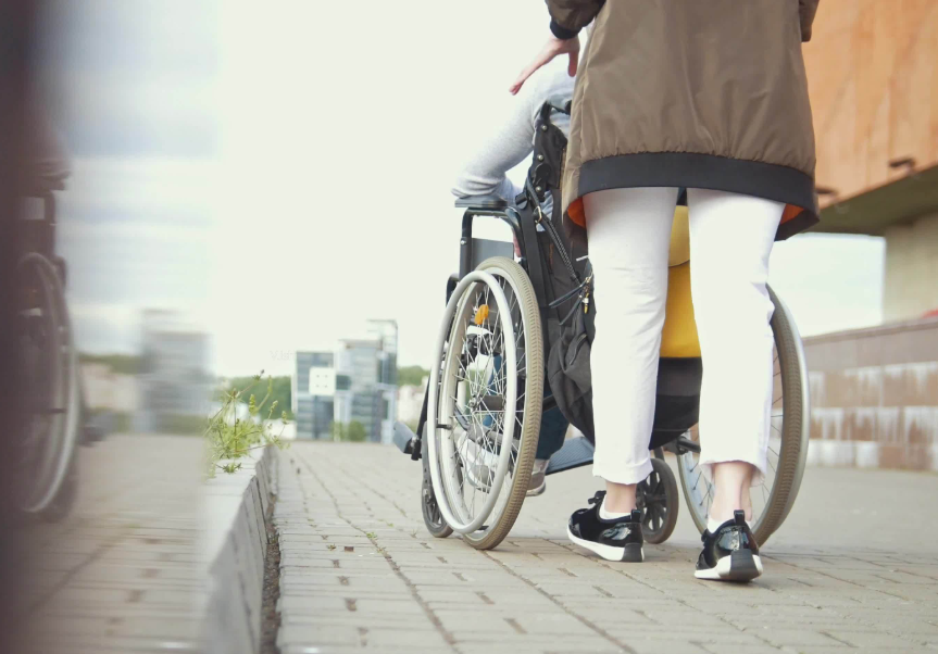 2019年残疾丈夫被情人殴打致死妻子案发时却在情人家中睡觉