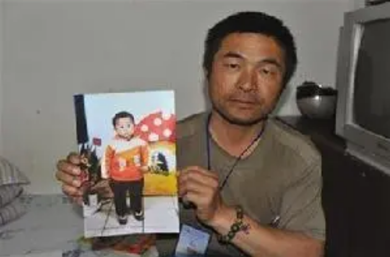 1997年2岁男孩被拐卖山东父亲万里寻子24年骑废了10辆摩托车