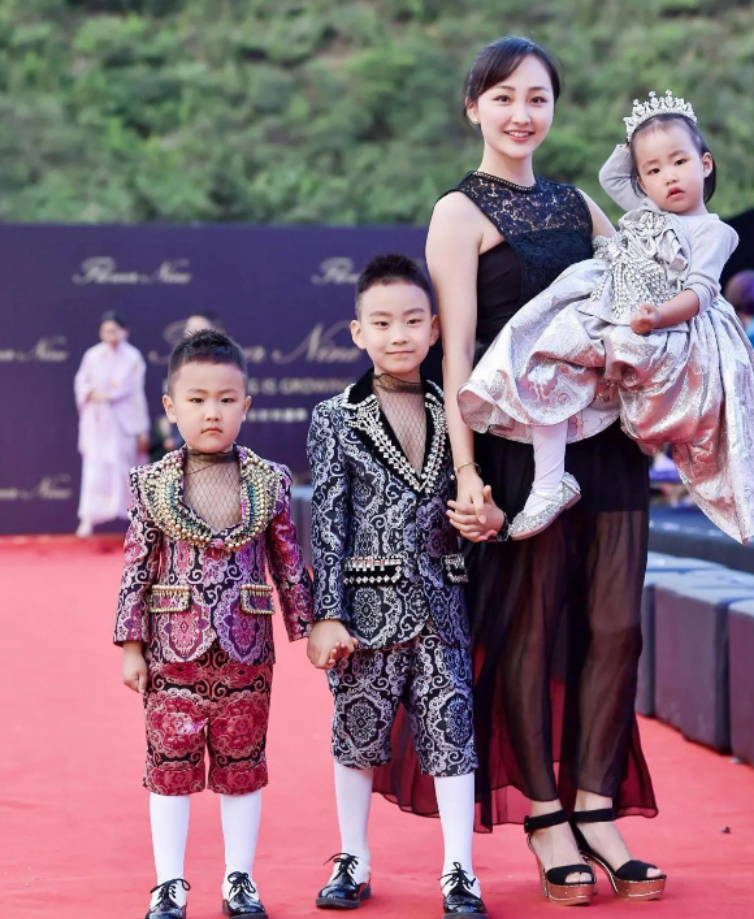 回顾演员辛月嫁大13岁于震7年生3娃被丈夫一家宠成宝