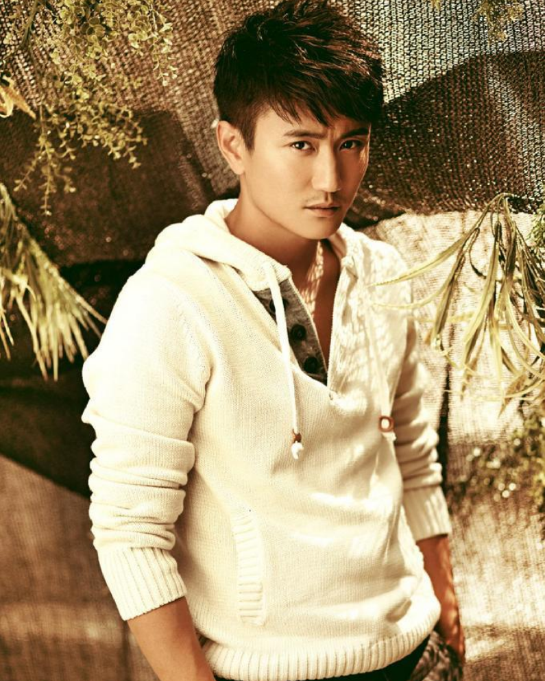 回顾著名童星长大后努力拍戏为何不红不火43岁未婚头发已白