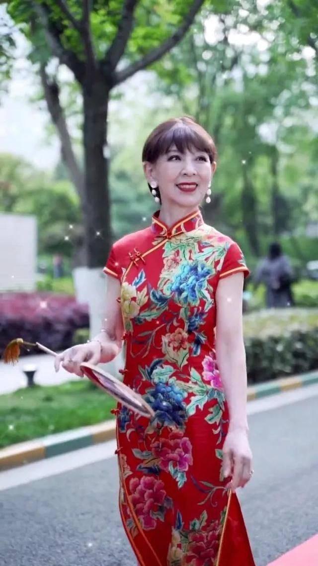 回顾老人离奇"返老还童","白发转黑长新牙",医生检查发现端倪