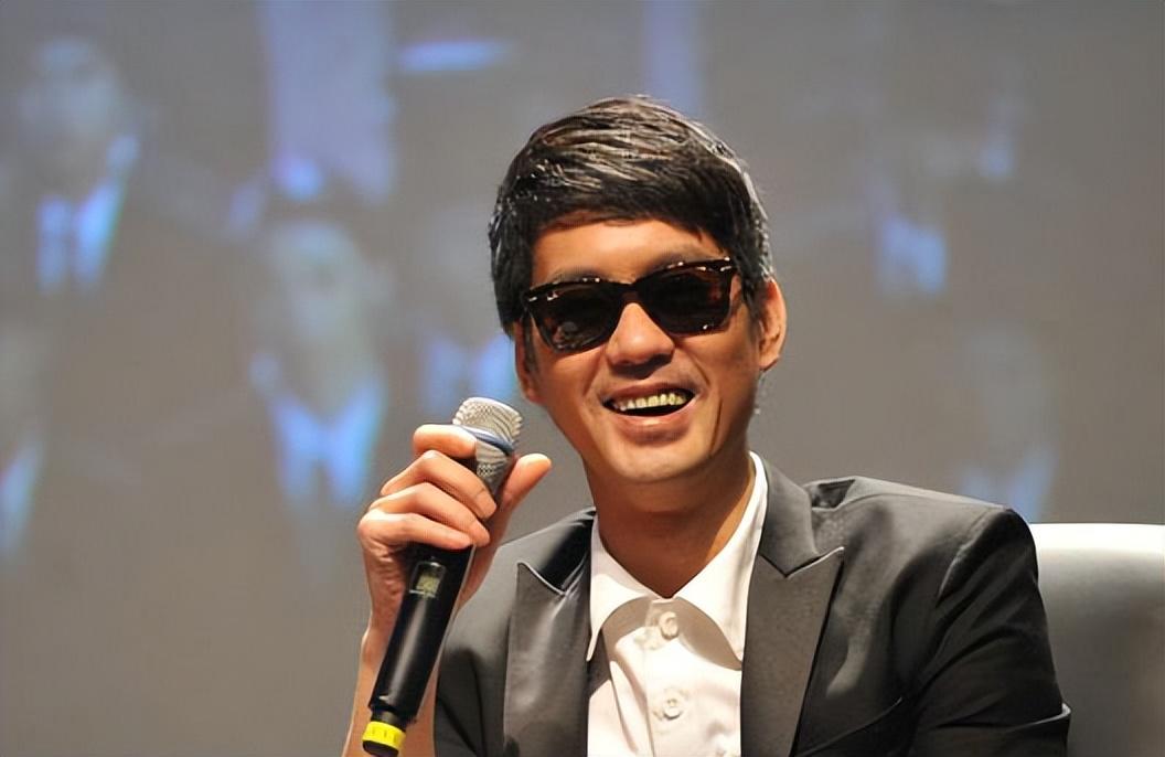 有人质疑周星驰对他不重视.但是陈国坤却反驳了这个观点.