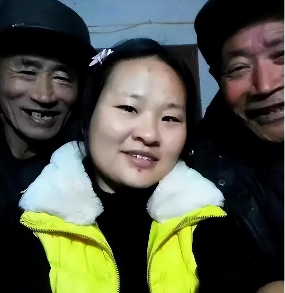 回顾安徽光棍兄弟为养弃婴装一车土仅赚3元多年后女婴拼命反哺