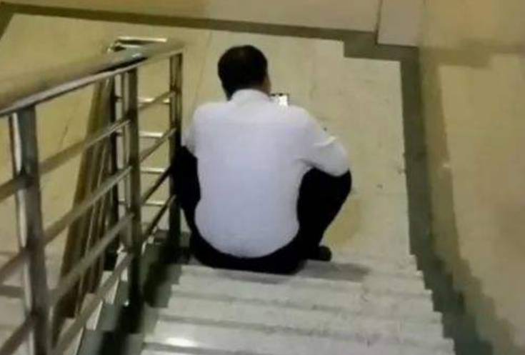 "还没等推开校长室的大门,就已经听到姜俊武的叫喊声.