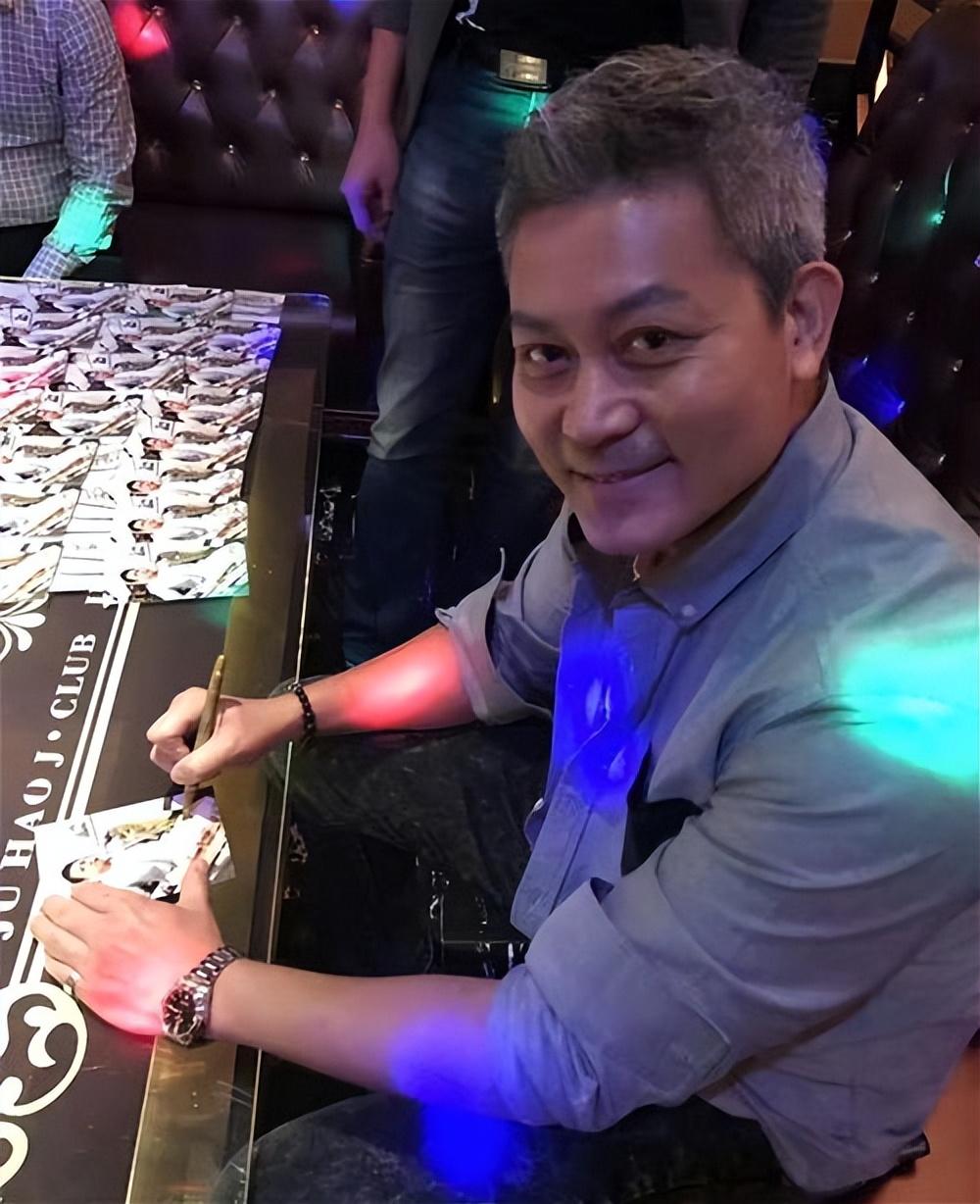 回顾曾伟权病逝两年后58岁未婚前女友至今也未嫁生活怎么样了