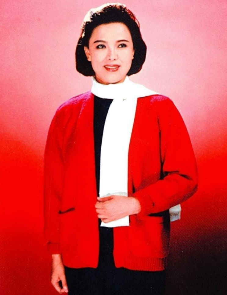 佟铁鑫的第一任妻子金曼在当时和佟铁鑫一样,是空政歌舞剧团的演员.