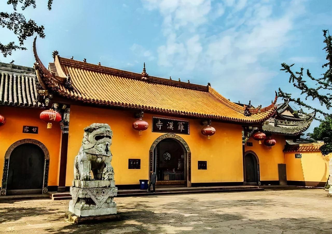 2008年汶川大地震时一群孕妇进入罗汉寺生下了108名娃娃