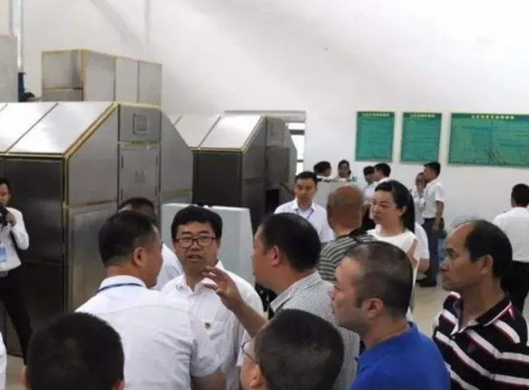 随着事件发酵得愈演愈烈,更多的网民对于这一案件产生了无数怀疑,对黄