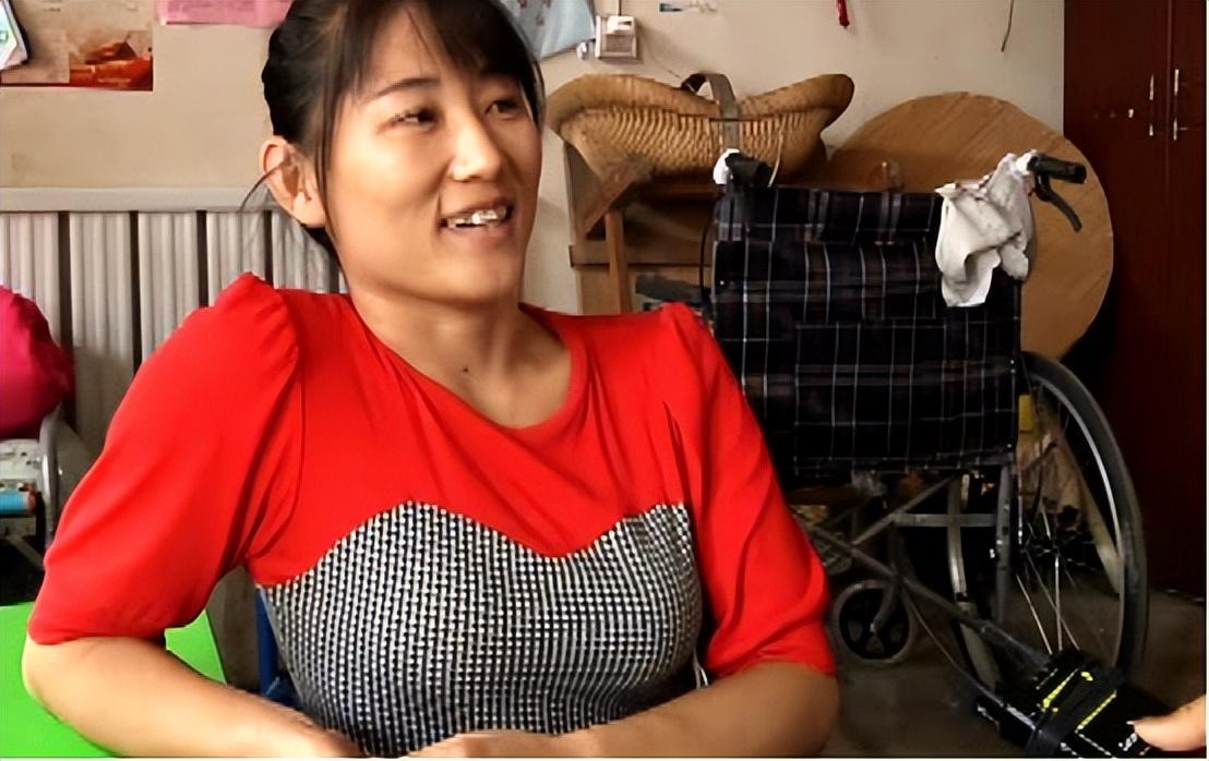 回顾爬行妈妈董明英24岁嫁46岁农村光棍冒死生二儿女现状如何