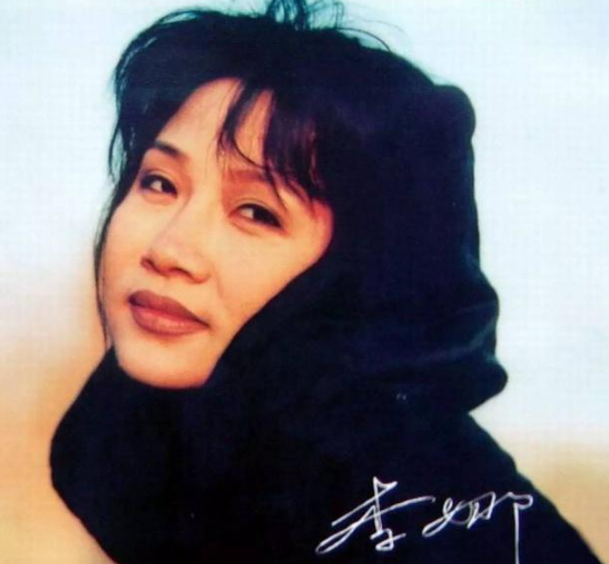 1997年那个唱青藏高原的李娜选择遁入空门如今在美国潜心修行