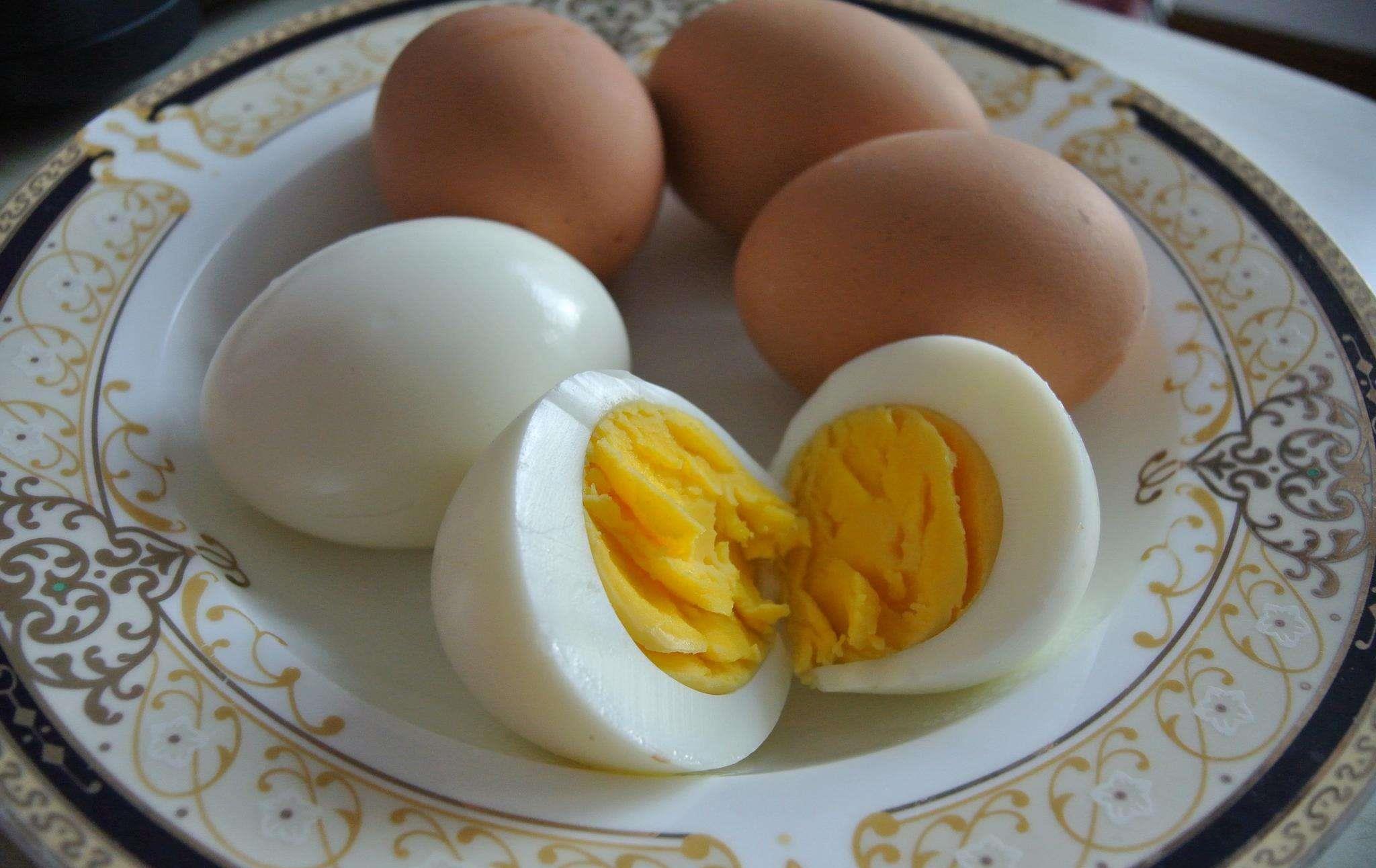 50岁大厨:煮鸡蛋时加盐就错了!加点它,鸡蛋鲜嫩壳一碰就掉