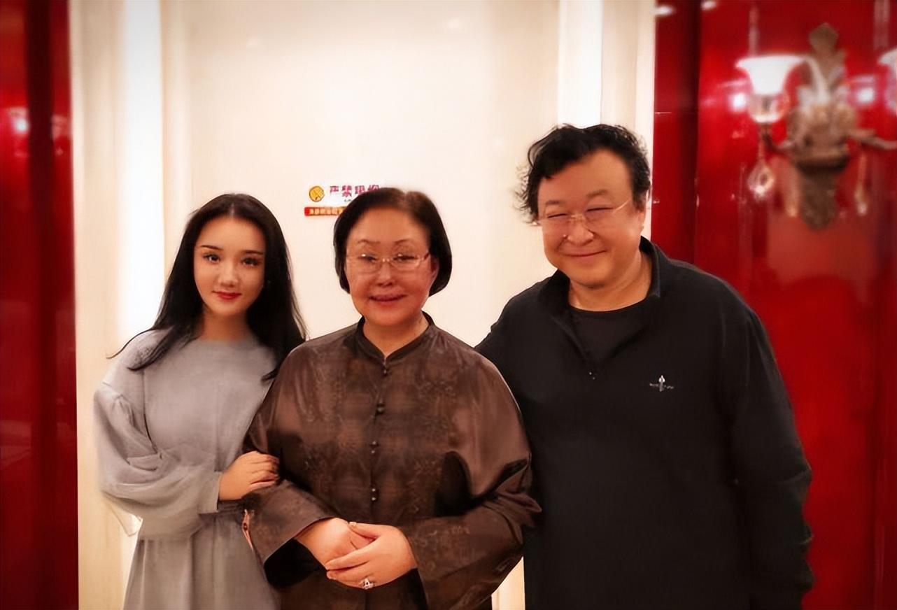 回顾73岁斯琴高娃瑞士老公已去世她垂垂老矣依旧在国内拍戏