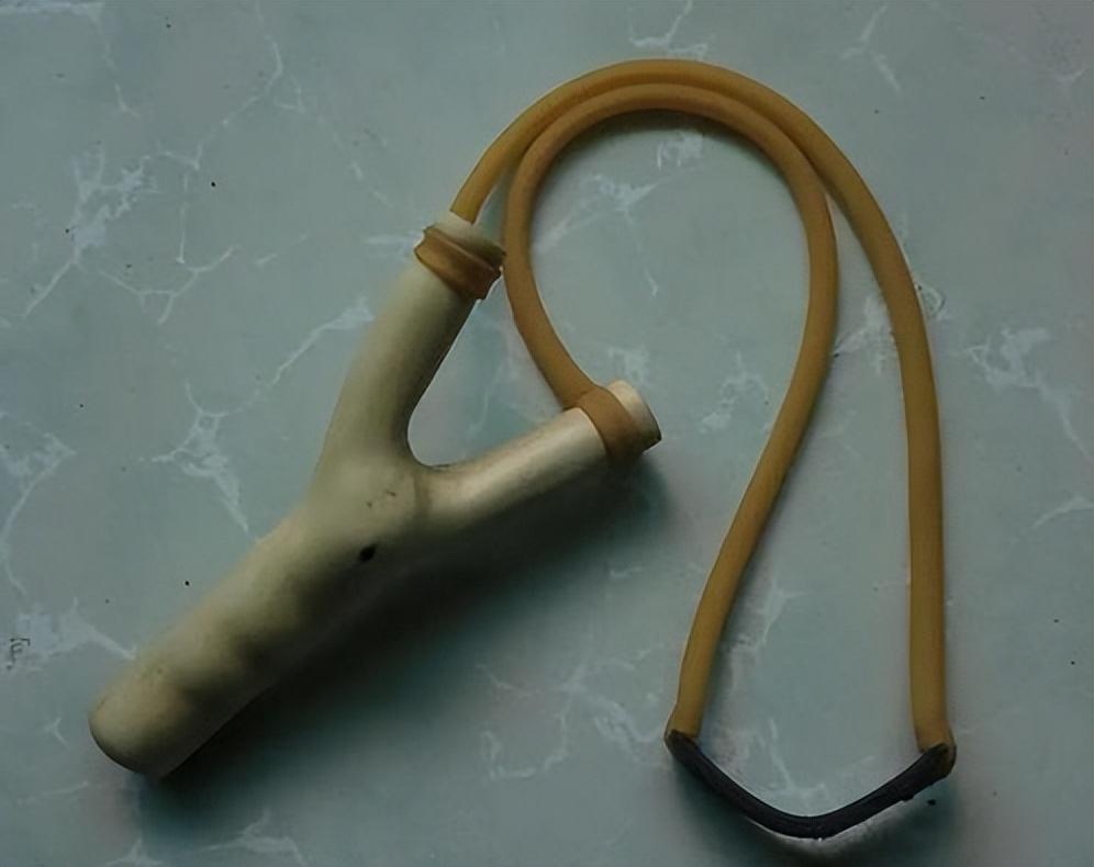 当然也有调皮的孩子会自己制作弹弓,找到一个树杈,大小合适的,用小刀