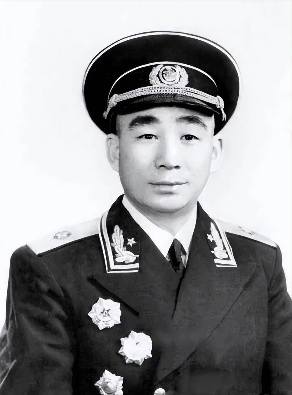 开国少将易耀彩携妻还乡见童养媳苦等22年将军妻子一起回家