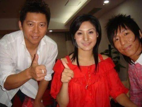 以主持人身份站在湖南卫视的舞台上,身边同台的是黄子佼和舒高.