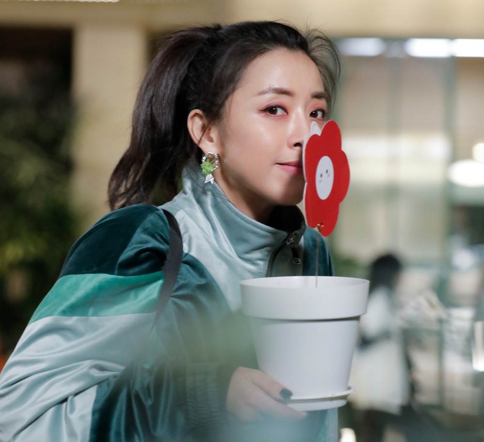 回顾她5岁父母离异成长有痛有泪41岁凭人世间出圈