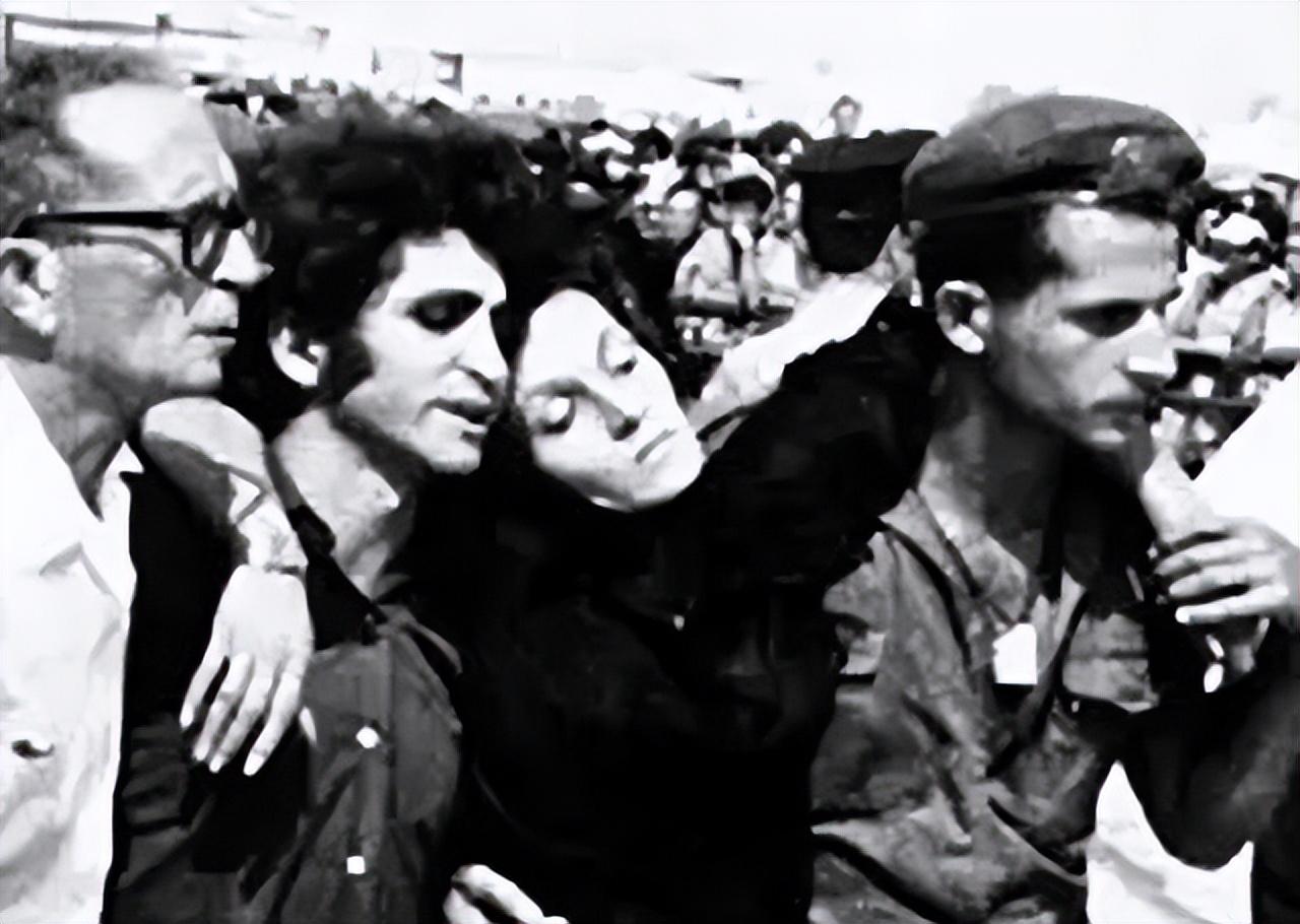 美女特工引爆汽车炸弹阿拉法特接班人浑身是血几小时后身亡