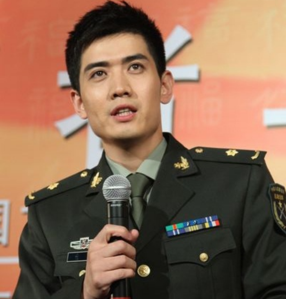从军艺毕业后,徐箭踏入了八一厂的大门,正式成了一名军旅演员,对未来