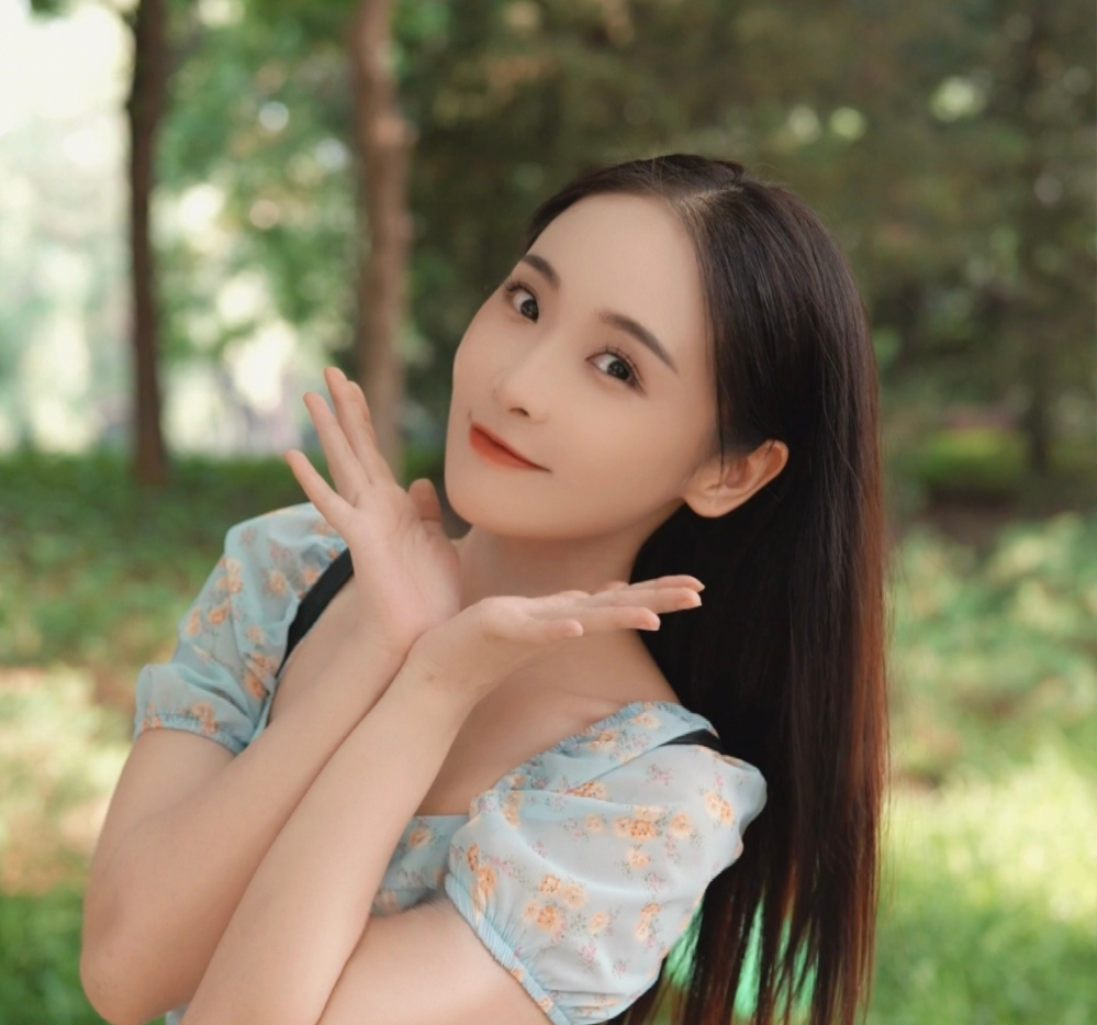 回顾李曼她出道17年不温不火却活出了自己的姿态和个性