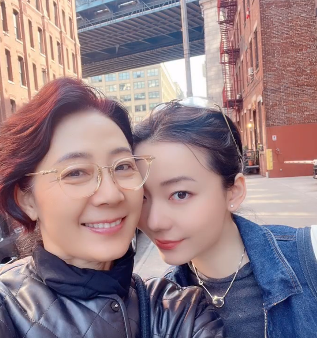 范明妻子晒母女合照,24岁范美辰不如妈妈漂亮,名校毕业很有气质
