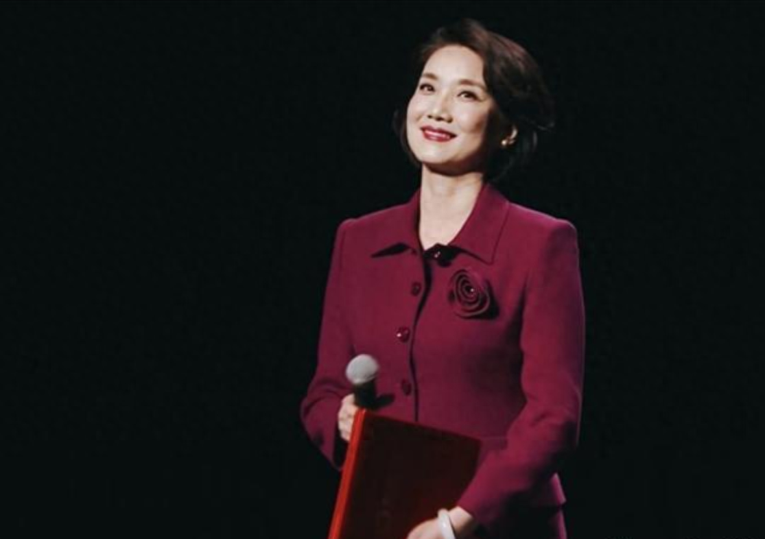 回顾不愧是央视首席女主播老奶奶年纪还那么美像淡雅的精灵