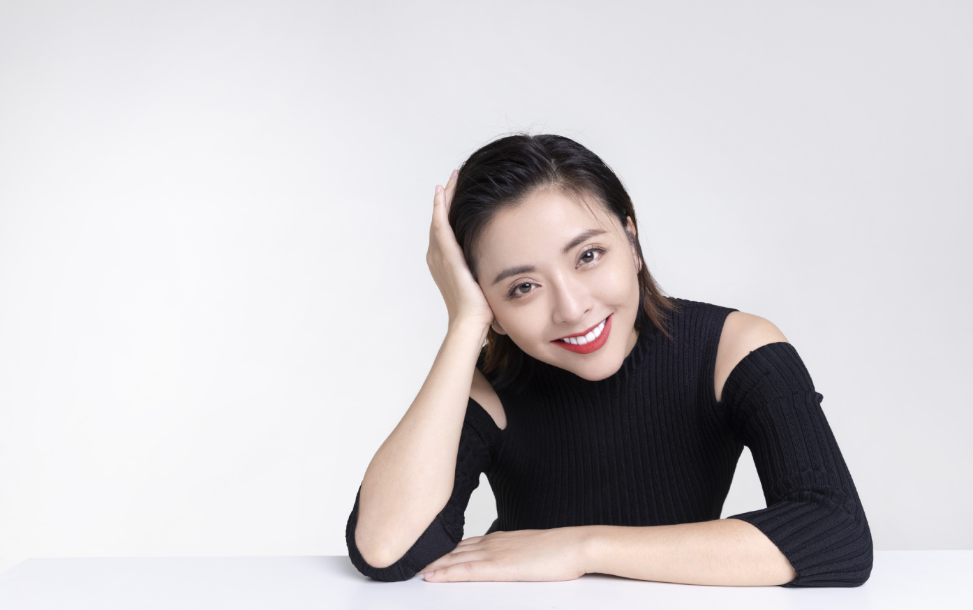 回顾她5岁父母离异成长有痛有泪41岁凭人世间出圈