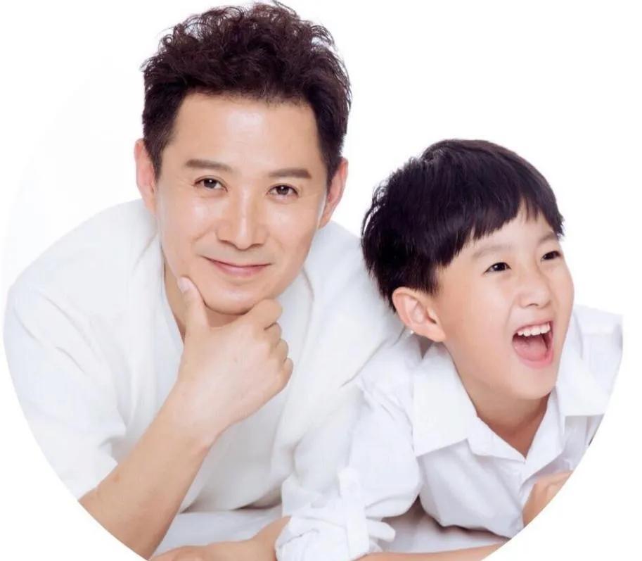 回顾他是著名演员35岁娶小妻子37岁当爹感恩岳父母的支持