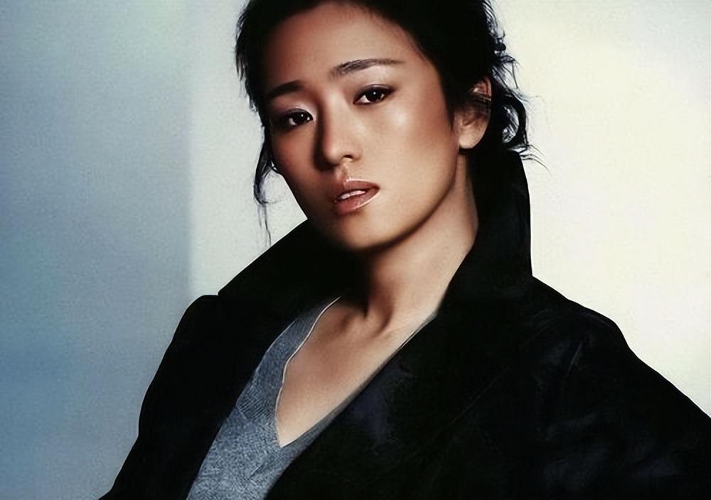 巩俐是辽宁沈阳人,家中兄弟姐妹几个,她是父母最小的孩子,出生没多久