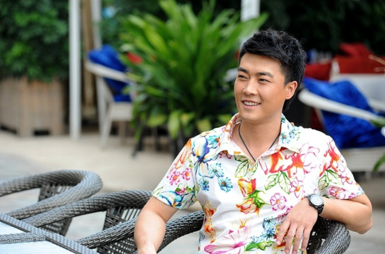 回顾知名演员妻子是他的粉丝两人恩爱24年生一子甜蜜如初