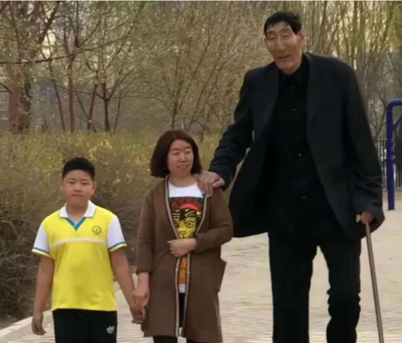 回顾鲍喜顺闪婚小28岁妻子57岁执意生一子68岁时还想要二胎