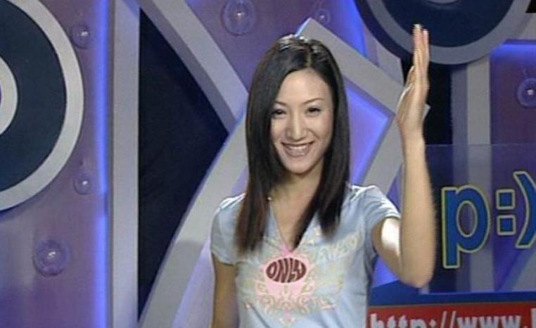 以主持人身份站在湖南卫视的舞台上,身边同台的是黄子佼和舒高.