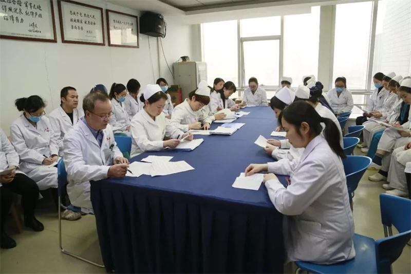 2015年43岁母亲不顾反对将子宫移植给22岁女儿4年后宝宝降生