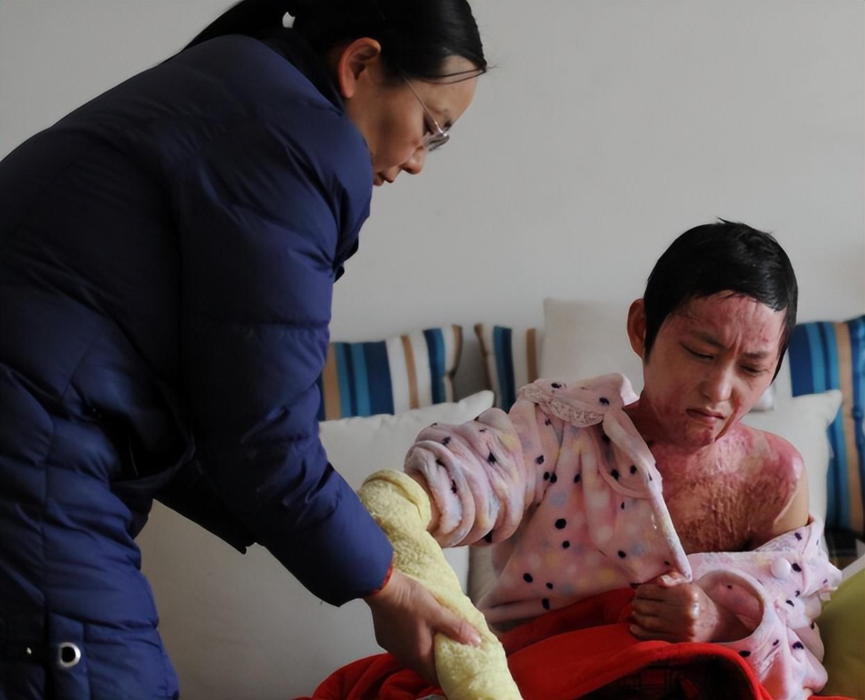 周岩之后就被救护车拉到了医院,在重症监护室躺了好几天才脱离危险.