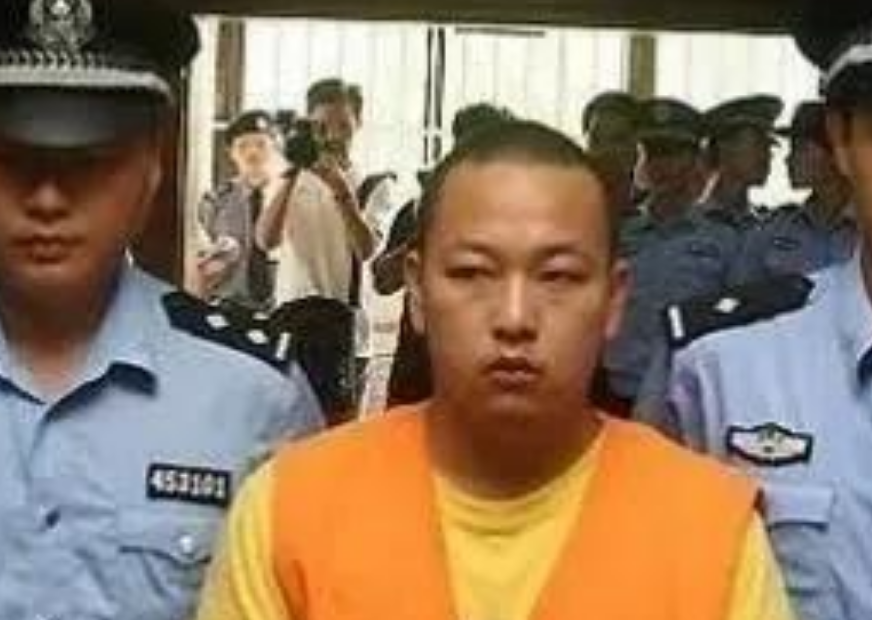 8点多的时候,兰新诚在房间内听到对面的女孩已经回到家,于是决定下手