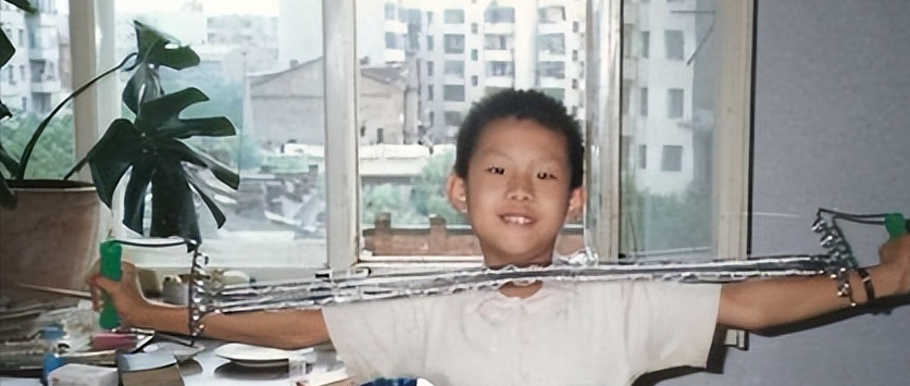 小时候张译虽然喜欢看电视,梦想当主持人,但父母更希望他学习音乐