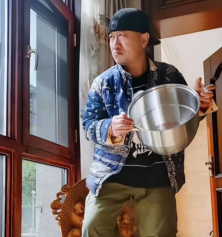 回顾李彧因300万差点跟父亲反目娶小16岁娇妻如今学会享受