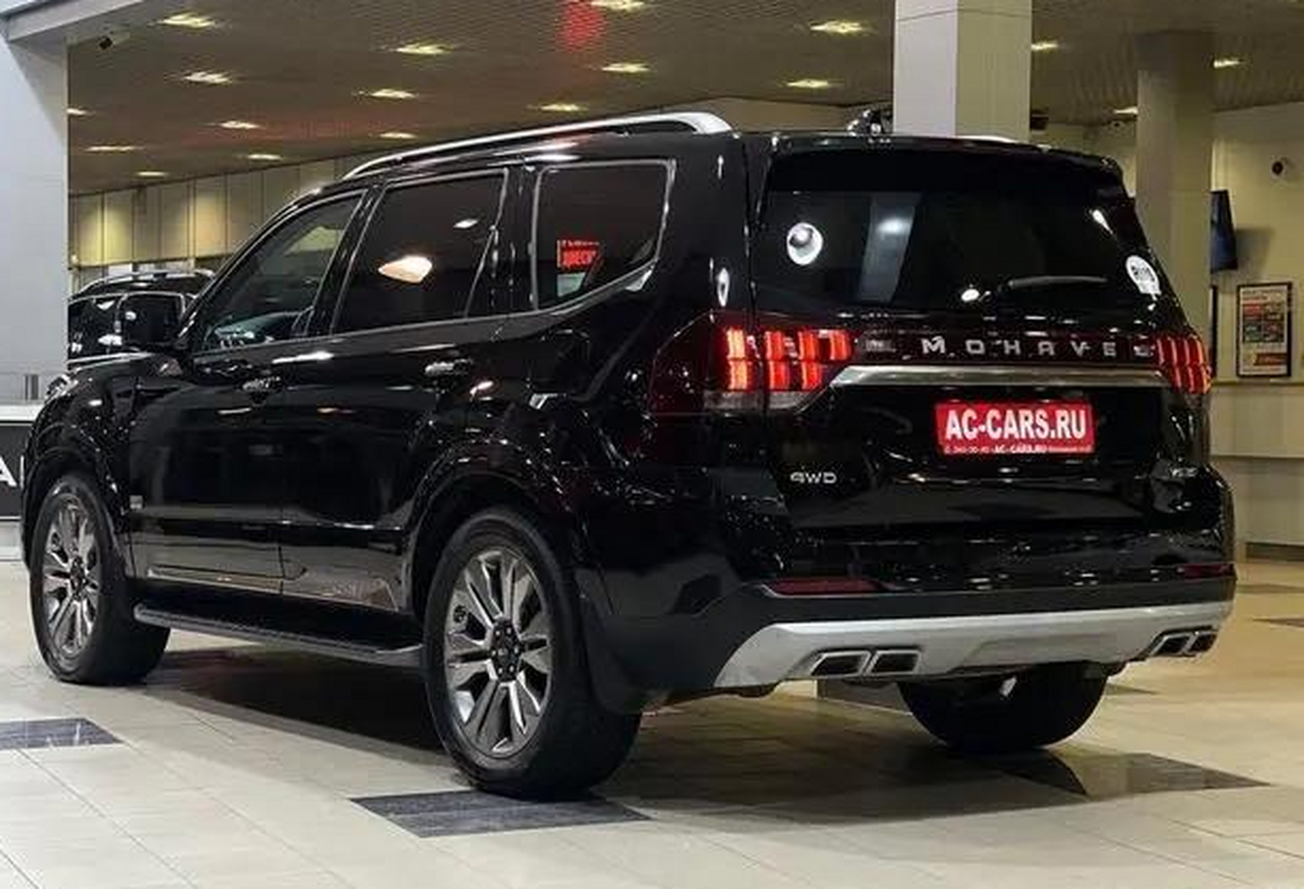 全新起亚霸锐是一款刚猛霸气的大型suv,外观比汉兰达更漂亮,搭载3.