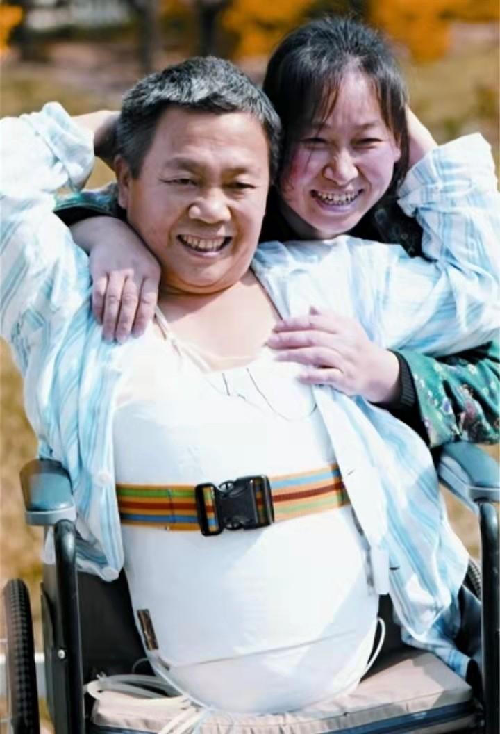 04年彭水林因车祸被削为78厘米妻子不离不弃今小孙女在手