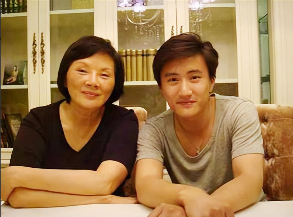 叶母望子成龙心切,她怎么可能轻易放弃,她试图拽着叶静去上课,但他拉