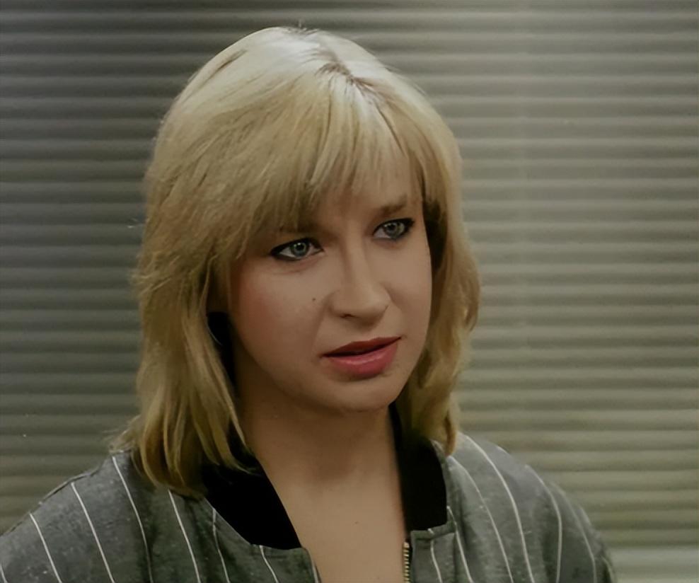 来到香港发展的罗芙洛先后在《富贵列车》《东方秃鹰》《霸王花》中